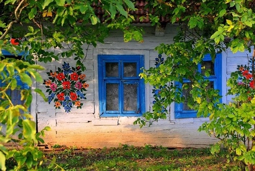 Низкий дом с голубыми ставнями